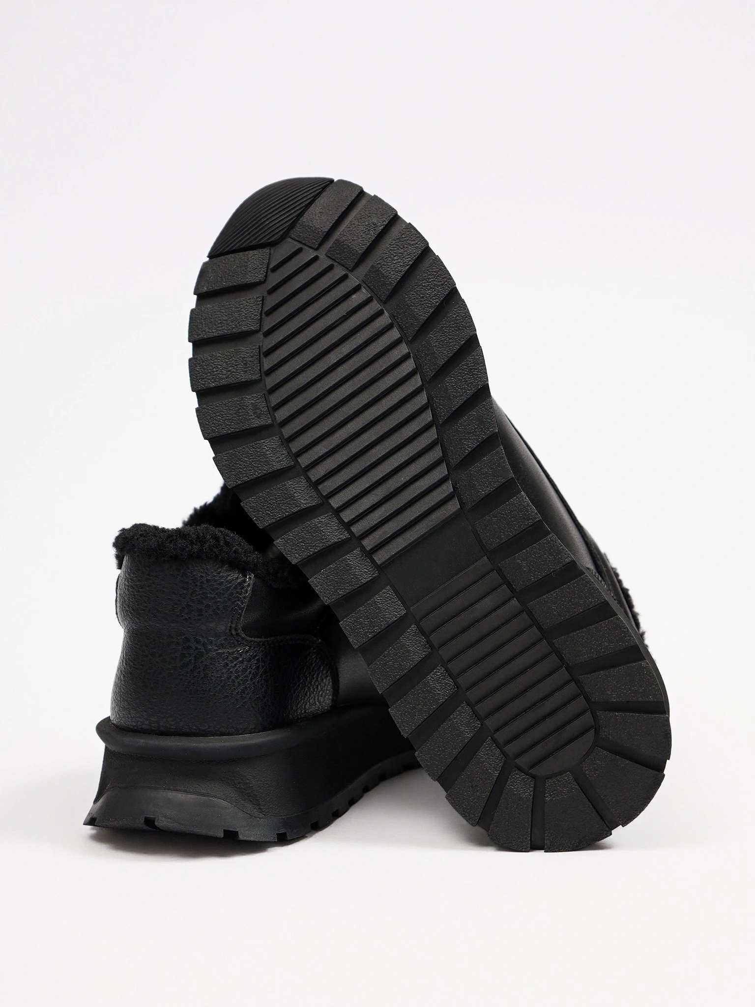 Кроссовки утепленные черного цвета на средней подошве